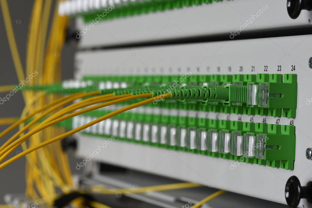 Armadio rack con patch panel e switch PoE