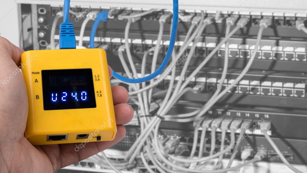 Armadio rack con patch panel e switch
