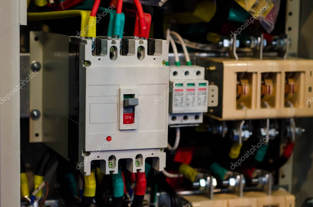 Quadro elettrico rinnovato in negozio con cablaggio ordinato