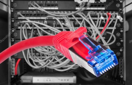 Armadio rack con cablaggio strutturato ordinato