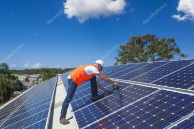 Tecnico che installa pannelli sul tetto