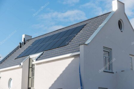 Pannelli fotovoltaici su tetto inclinato in pieno sole