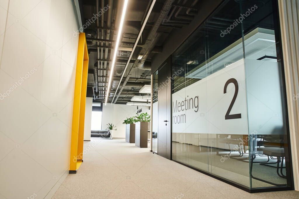 Ufficio con illuminazione LED e prese ben distribuite