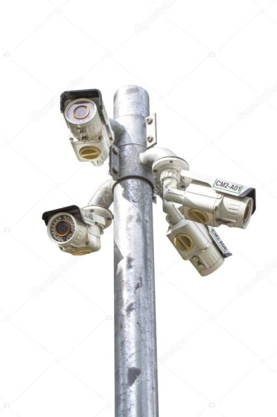 Telecamera bullet IP con illuminatori IR installata a muro