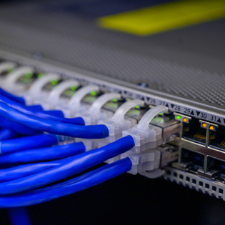 Armadio rack con patch panel